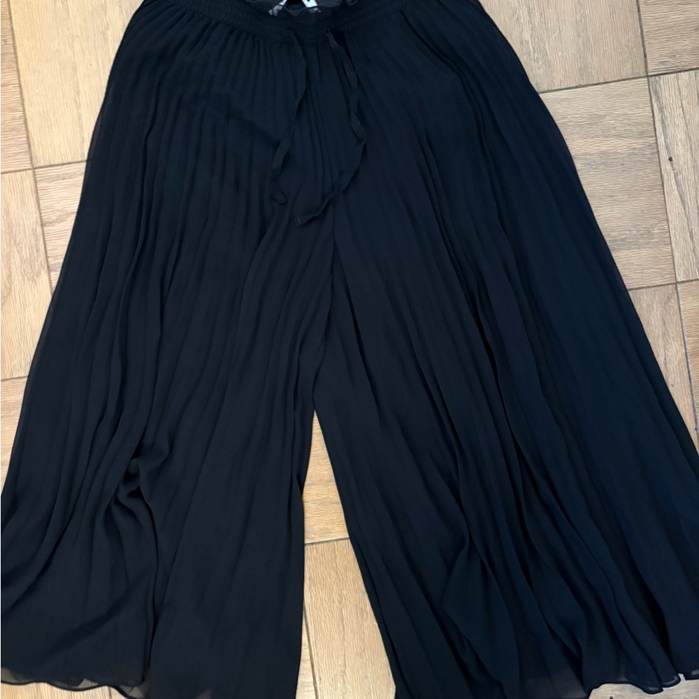 Elegant Black Pleated Wide-Leg Pants